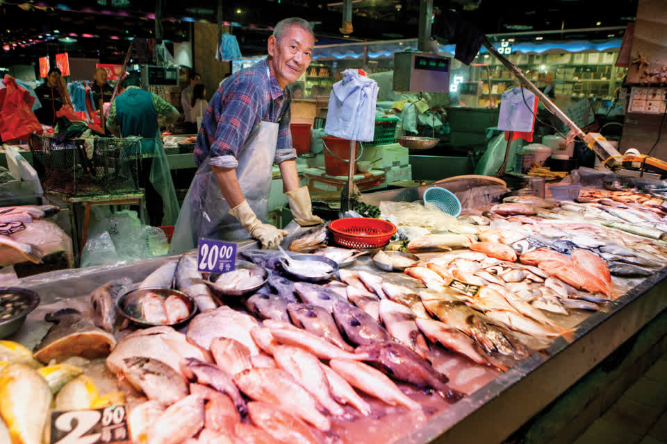 In Link REIT renovated fresh markets, fish stalls have no back walls and are kept clean, bright, neat and tidy.