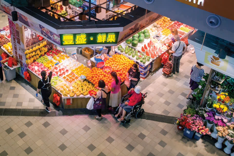 After renovation, the fragrances of fruit and flowers fill the air at the entrance to Link REIT Tin Shing Market.
