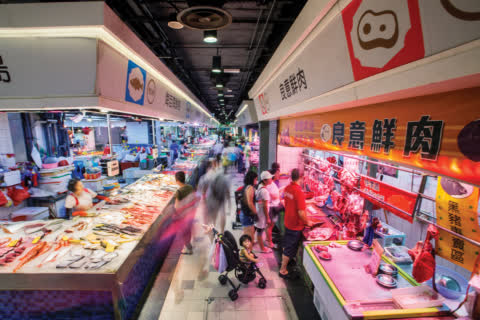 The renovated Link REIT Tin Shing Market is now cleaner, brighter, and has more variety, bringing in a whole new type of customer. The renovated Link REIT Tin Shing Market is now cleaner, brighter, and has more variety, bringing in a whole new type of customer.