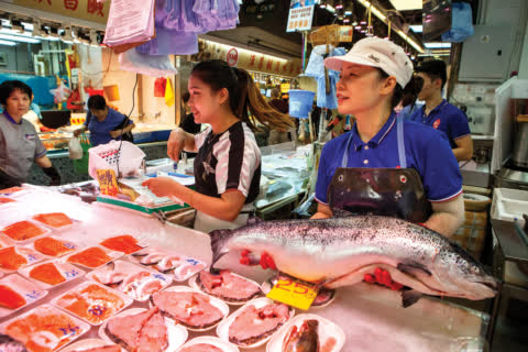 Tenants in Link REIT fresh markets import different types of seafood to provide variety of choice. Tenants in Link REIT fresh markets import different types of seafood to provide variety of choice.