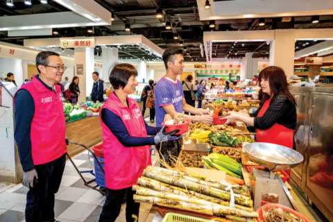 At the end of the working day, surplus food is collected from Link REIT’s stallholders. At the end of the working day, surplus food is collected from Link REIT’s stallholders.